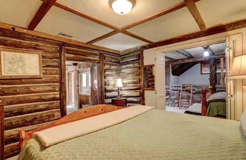 Lyons Cabin | Riverside Mountain Lodge Retreat - Historic Lodge