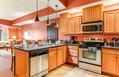 Wisconsin Dells Condo | Riverside resort condo with full kitchen, on-site golf & waterpark add-ons