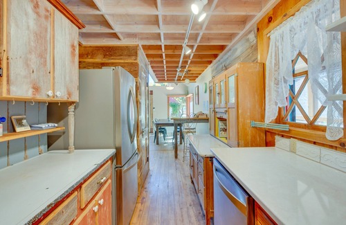 Taos House | Riverside Retreat w/Screened Porch: 6 Mi to Taos!