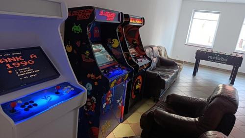 Goniadz Villa | Riverside Stay at Stary Rynek - billiards, foosball and arcade games