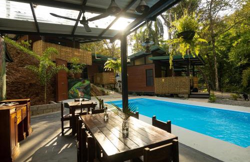 Valle Pura Vida Bed & Breakfast | Riverside Villas