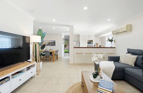 Rivervale House | Rivervale Family Retreat-Optus,River,Shops,Crown
