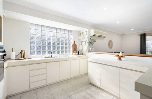 Rivervale House | Rivervale Family Retreat-Optus,River,Shops,Crown