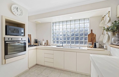 Rivervale House | Rivervale Family Retreat-Optus,River,Shops,Crown
