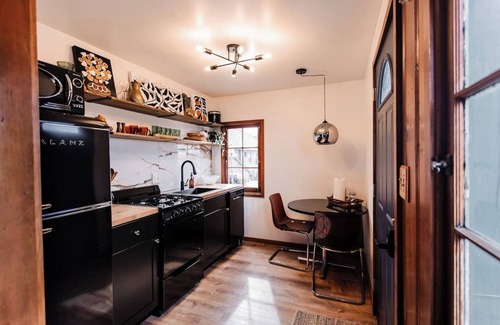 Bellevue Cabin | Riverview Cabin + Hot Tub w/TV+ Pickleball Court