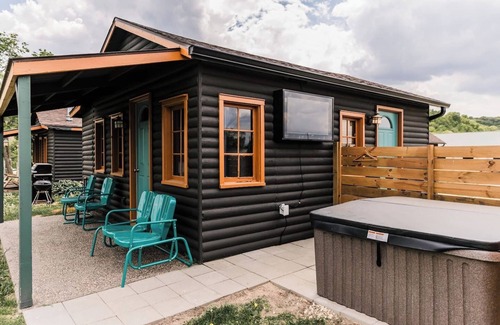 Bellevue Cabin | Riverview Cabin + Hot Tub w/TV+ Pickleball Court