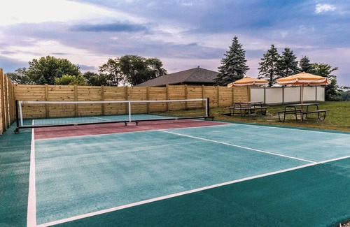 Bellevue Cabin | Riverview Cabin + Hot Tub w/TV+ Pickleball Court