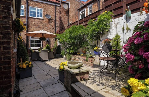 Stamford Bridge House | RIVERVIEW, family friendly, luxury holiday cottage in Stamford Bridge