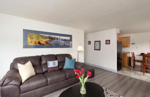 Seaside Apartment | RIVERWALK SEASIDE- Walk to beach, One level home, pet friendly