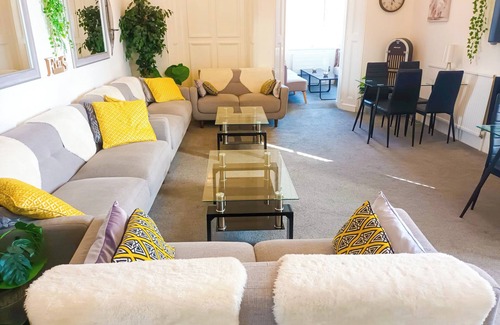 Torquay City Centre House | Riviera Retreat 10 bed 10 bath Torquay, games room, beach 750m, sleeps 20-24