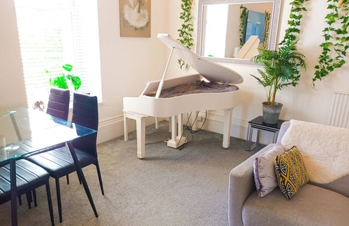 Torquay City Centre House | Riviera Retreat 10 bed 10 bath Torquay, games room, beach 750m, sleeps 20-24
