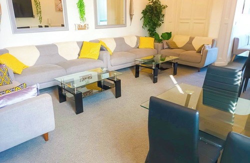 Torquay City Centre House | Riviera Retreat 10 bed 10 bath Torquay, games room, beach 750m, sleeps 20-24