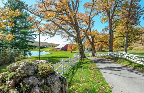 Swanton House | RM 7: Lake access, Pond view, Gas fireplace, Par-3