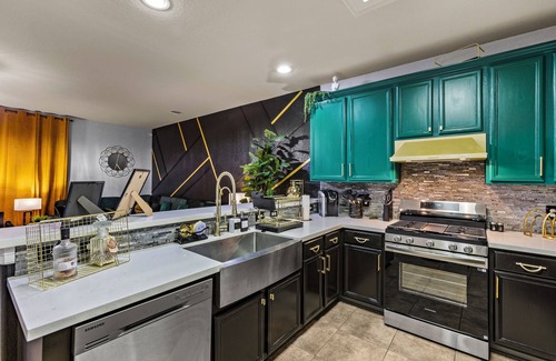 Northeast Houston House | Roaring 1920s Gatsby Manor with Large Pickleball & Secret Speakeasy Room
