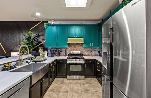 Northeast Houston House | Roaring 1920s Gatsby Manor with Large Pickleball & Secret Speakeasy Room