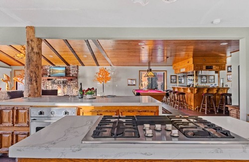 Boulder Bay Apartment | Roaring Lion Lakefront Lodge + Major Lake Views