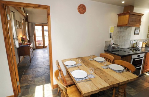Quedgeley Cottage | ROBBIE'S BARN, pet friendly, with open fire in Stratford-Upon-Avon