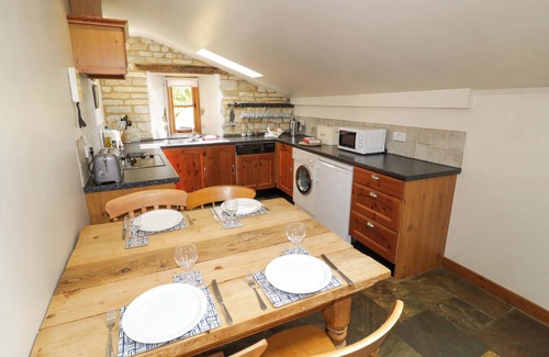Quedgeley Cottage | ROBBIE'S BARN, pet friendly, with open fire in Stratford-Upon-Avon