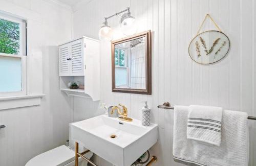 McCain House | Roberson House Private Pool Walk to DT Sleeps 12