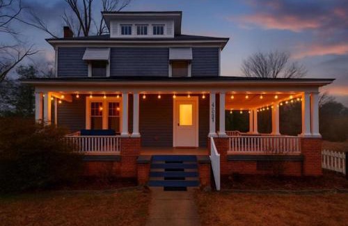 McCain House | Roberson House Private Pool Walk to DT Sleeps 12