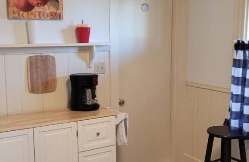 East Haven Rutland County Apartment | Roberts ave. Immaculate Rental For Nurses Apt C