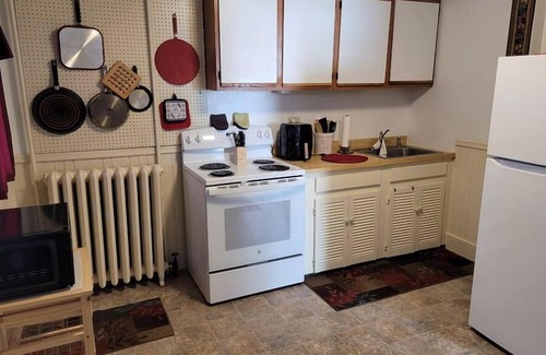 East Haven Rutland County Apartment | Roberts ave. Immaculate Rental For Nurses Apt C