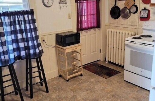 East Haven Rutland County Apartment | Roberts ave. Immaculate Rental For Nurses Apt C