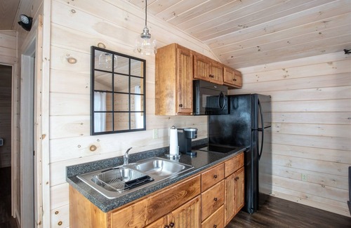 North Sebago Cabin | ROBIN - RESORT WITH 12 PROPERTIES. NATURAL POND FOR SWIMMING. CAFE ON SITE.
