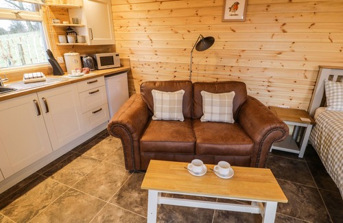 Napton-on-the-Hill Cottage | ROBINS NEST, pet friendly, with a garden in Napton-On-The-Hill