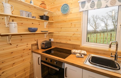 Napton-on-the-Hill Cottage | ROBINS NEST, pet friendly, with a garden in Napton-On-The-Hill