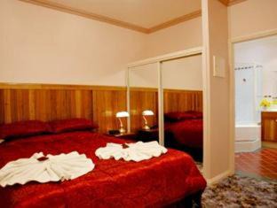 Merimbula House | Robyn's Nest Lakeside Resort