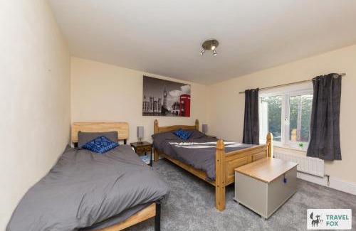 Rocester House | Rocester Rest close to Alton Towers & JCB, Netflix