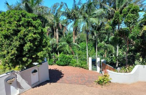Umhlali Beach Bed & Breakfast | Rock Fig Suite - Villa Roc Guesthouse