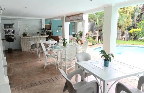 Umhlali Beach Bed & Breakfast | Rock Fig Suite - Villa Roc Guesthouse