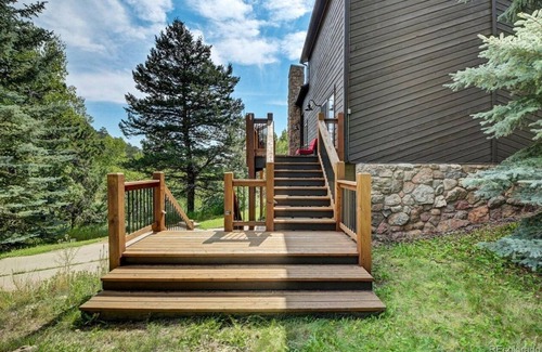 Pleasant Park Corridor Cabin | Rock Mountain View, wrap around deck beautifully secluded.