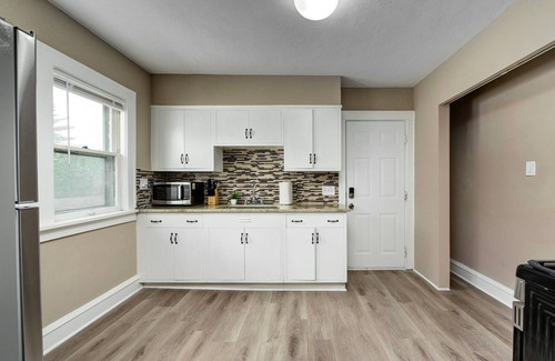 Cleveland Apartment | Rock 'n' Roll Retreat ~ 15 min to Downtown ~ 8 min to Cleveland Clinic
