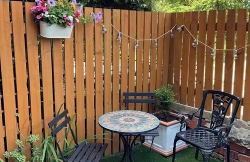 Leeds Apartment | Rock Studio - Free Parking & WiFi Near City Centre