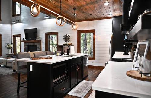 Octavia Cabin | Rockin Robin-TRUE SECLUSION-Paved Roads-Boat Ramp 1/2 mile-ATV'S Welcome-2 Suites