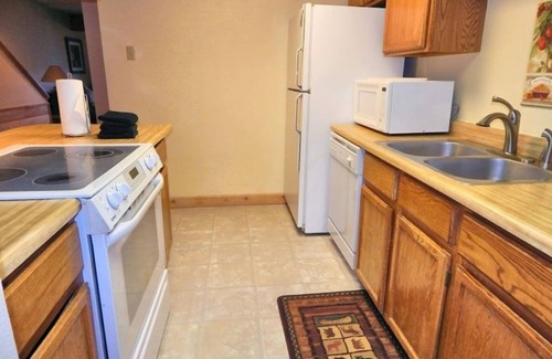 Historic District House | Rockridge Breathtaking 2BR Townhouse Ideal for Couples
