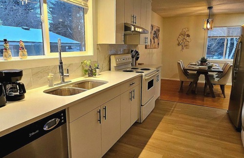 Brentwood House | Rocky Mtn Escape-6 bdrm, near shops, dining, UofC