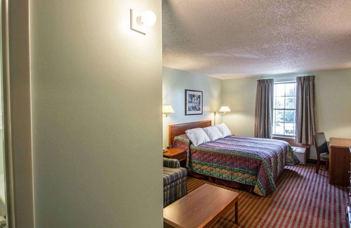 Lakeville Hotel | Rodeway Inn Lakeville