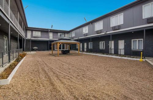 Sidney Hotel | Rodeway Inn & Suites Sidney Historic Downtown I-80