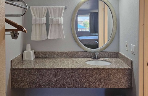 Thousand Palms Hotel | Rodeway Inn & Suites Thousand Palms - Rancho Mirage