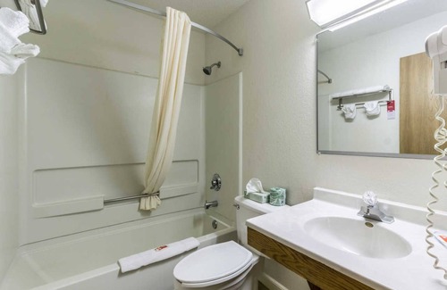 Austin Hotel | Rodeway Inn & Suites