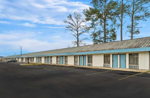 Brookhaven Hotel | Rodeway Inn & Suites