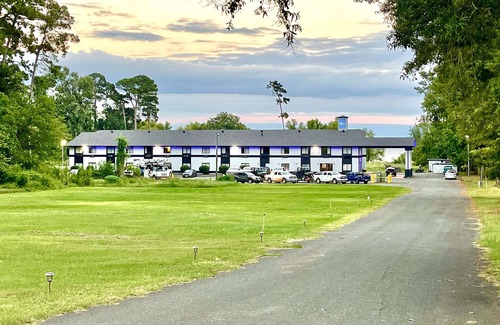 Geneva Hotel | Rodeway Inn & Suites