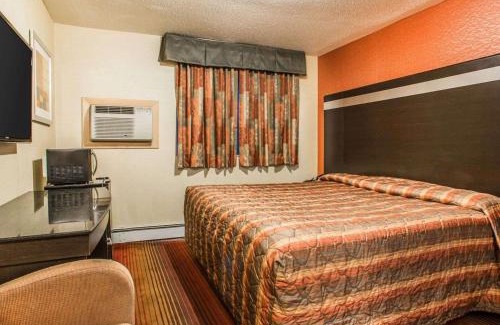Belleville Hotel | Rodeway Inn