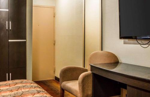 Belleville Hotel | Rodeway Inn