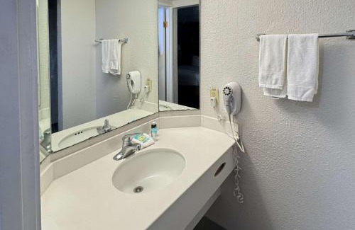 College Station Hotel | Rodeway Inn