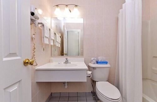 Groton Hotel | Rodeway Inn